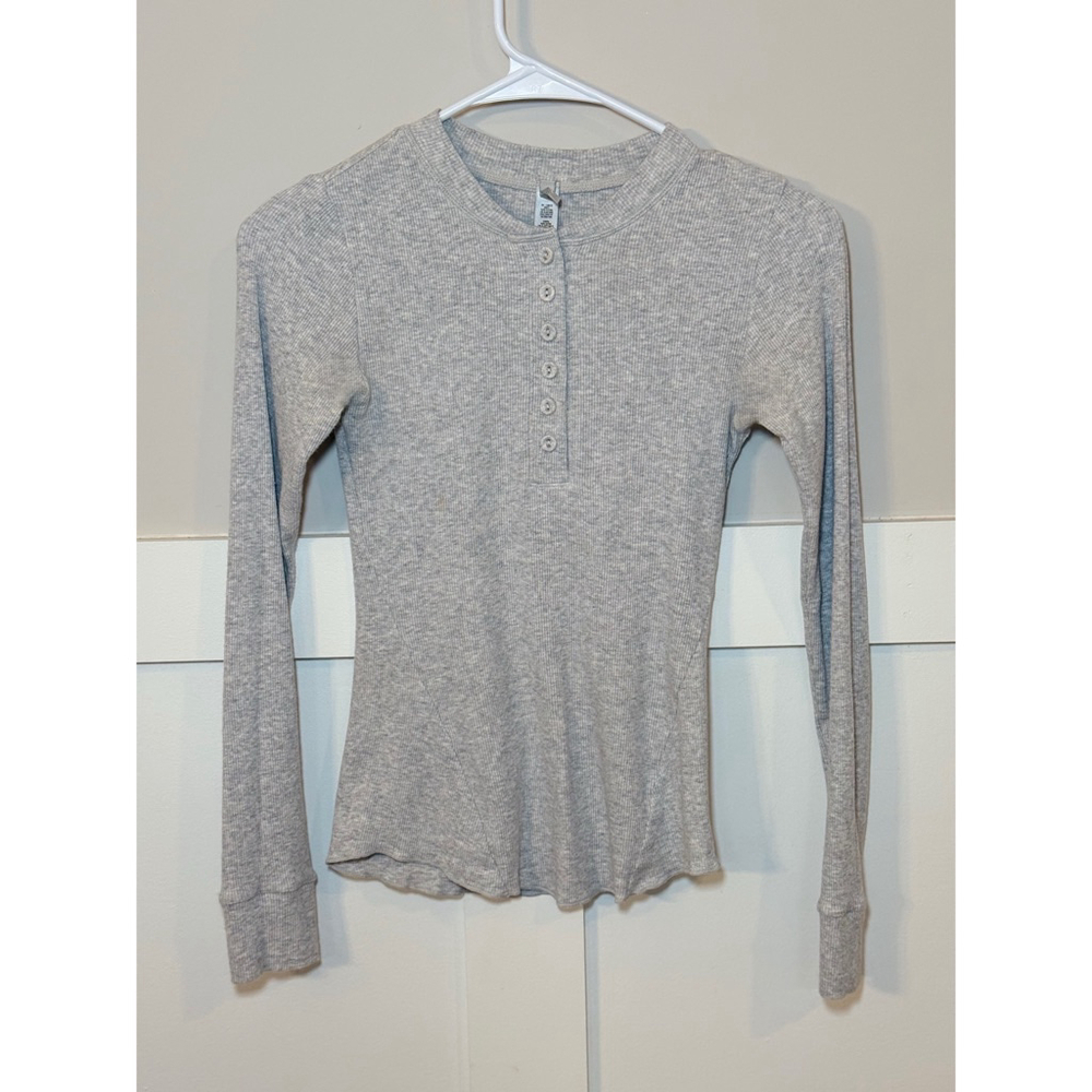 Women's SKIMS Stretch Cotton Rib Long Sleeve Henley Top XS Light Grey - Picture 2 of 5